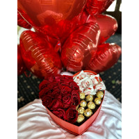 Коробка серце з цукерками та трояндами