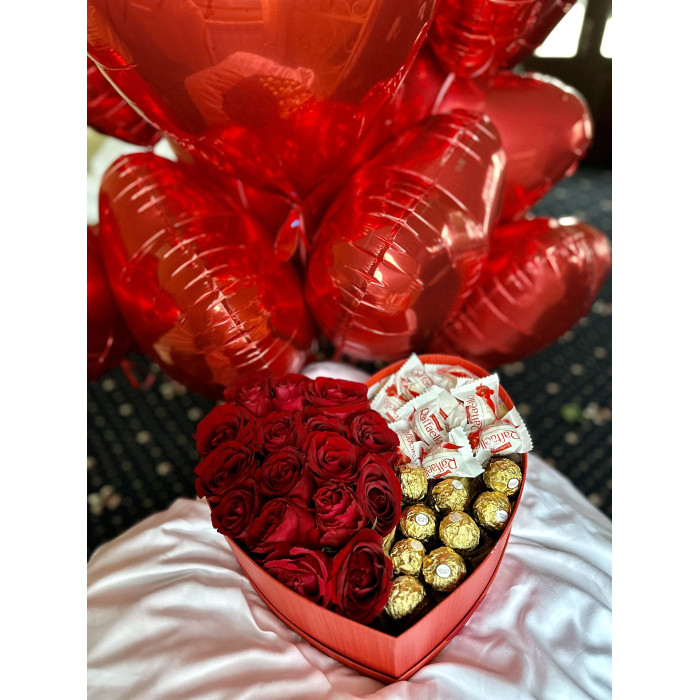 Коробка серце з цукерками та трояндами