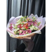 Букет з еустомою та кущовою трояндою